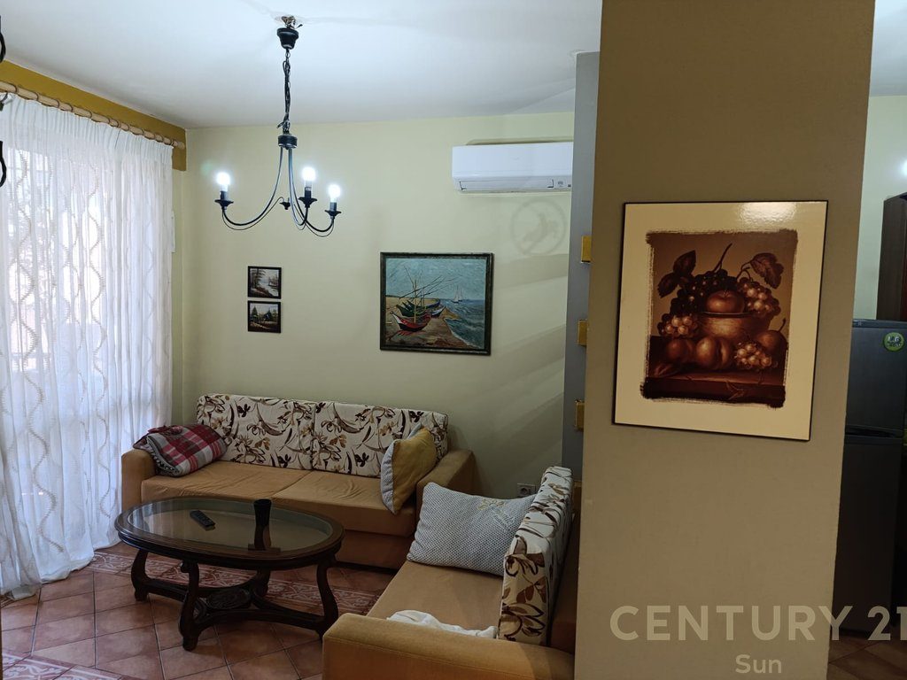 Jepet me qira apartament 1+1 i konvertuar ne 2+1 tek Komuna e Parisit!
