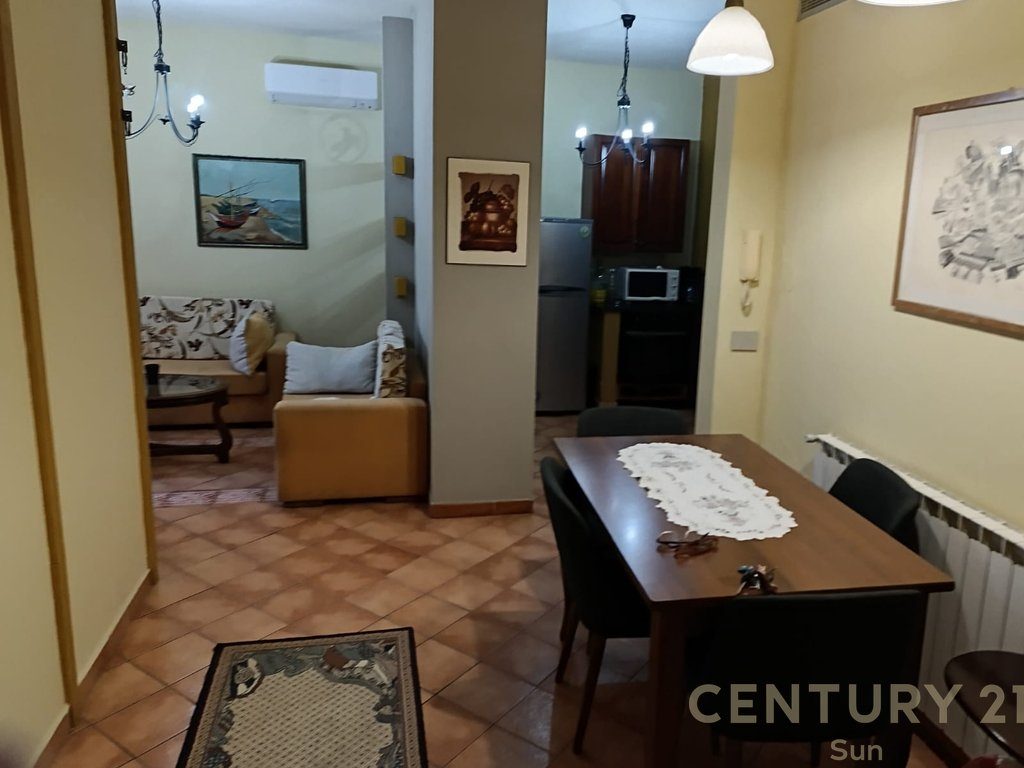 Jepet me qira apartament 1+1 i konvertuar ne 2+1 tek Komuna e Parisit!