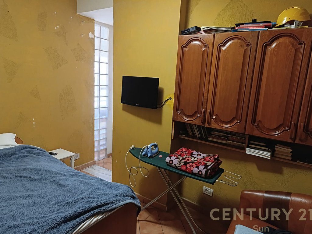 Jepet me qira apartament 1+1 i konvertuar ne 2+1 tek Komuna e Parisit!