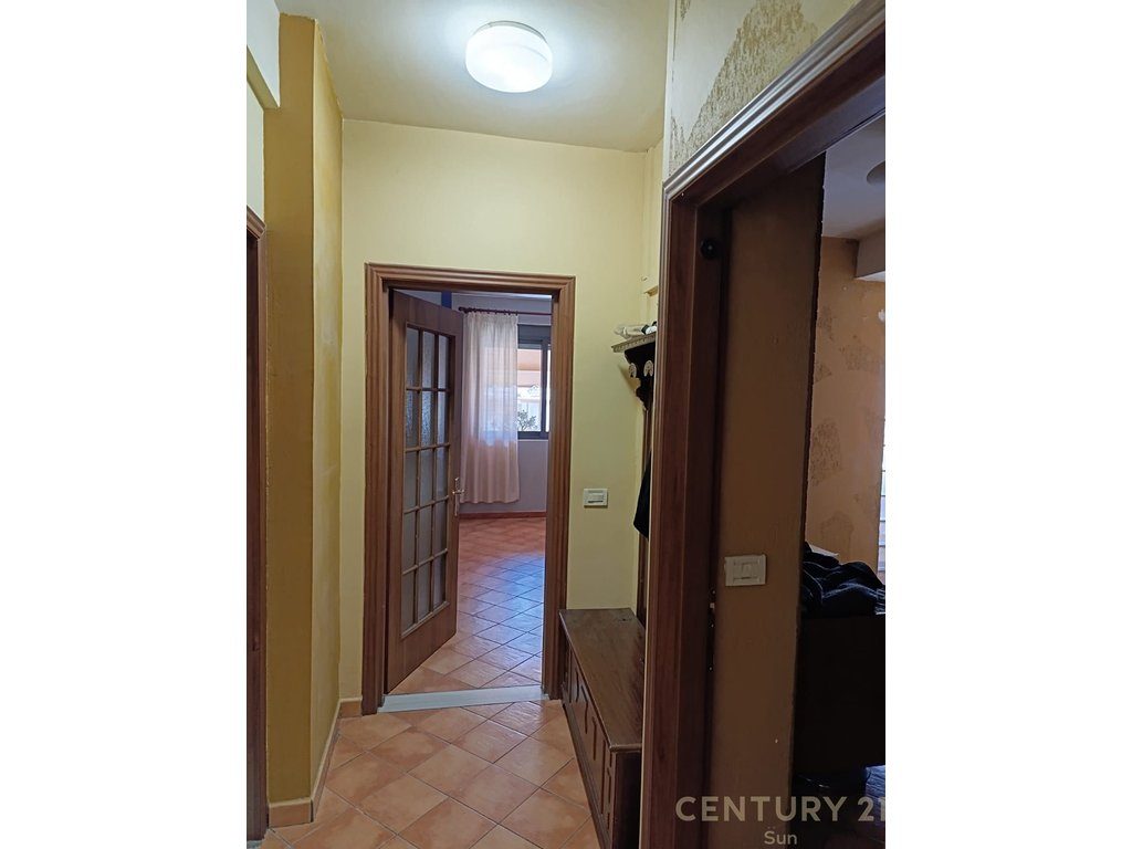 Jepet me qira apartament 1+1 i konvertuar ne 2+1 tek Komuna e Parisit!