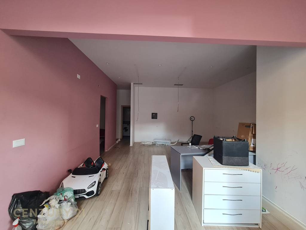 SHES AMBJENT  KOMERCIAL NE RRUGEN DON DOSKO 58.8m!