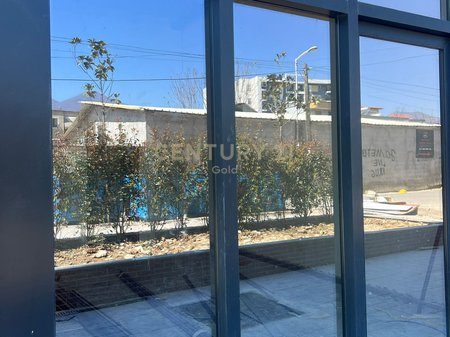 Jepet me qira ambient komercial tek 5 Maji pranë Concord Center!!