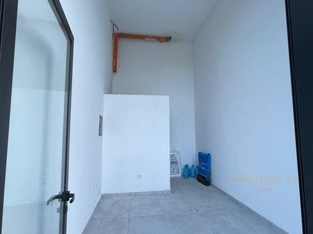 Jepet me qira ambient komercial tek 5 Maji pranë Concord Center!!