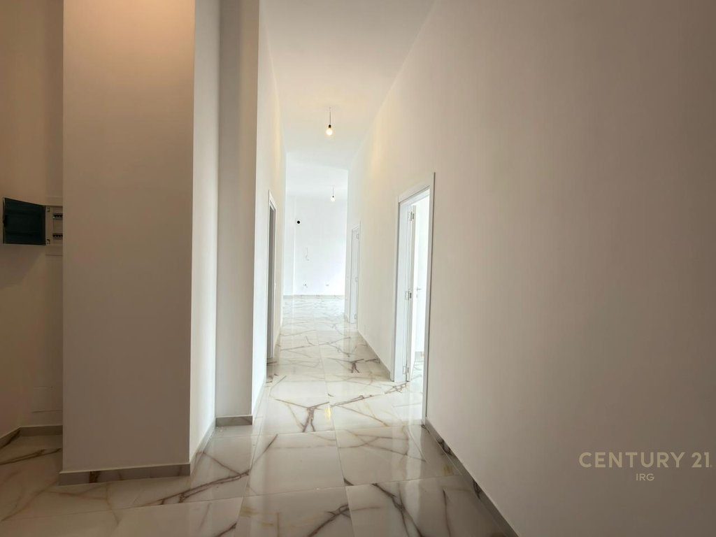 Jepet apartament 2+1+2 per Zyra tek Rruga e Barrikadave!