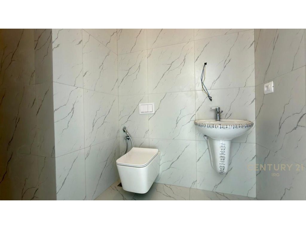 Jepet apartament 2+1+2 per Zyra tek Rruga e Barrikadave!