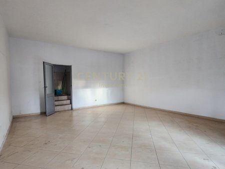 Ambient Komercial për Shitje te Kthesa e Kamzës, pranë Spitalit Hygeia