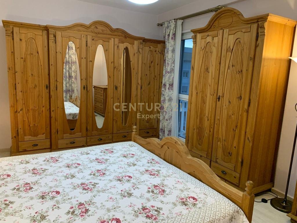Jepet me qira apartament 3+1 në Rrugën Jordan Misja, Kompleksi Gener 2, Tiranë