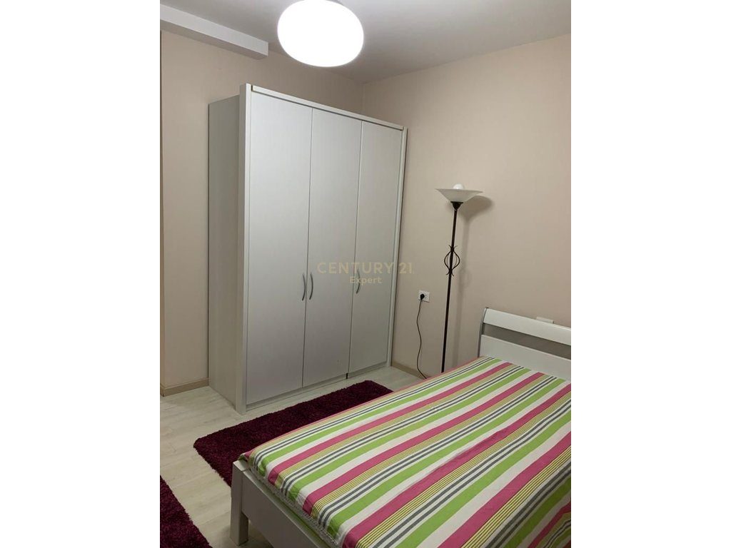 Jepet me qira apartament 3+1 në Rrugën Jordan Misja, Kompleksi Gener 2, Tiranë