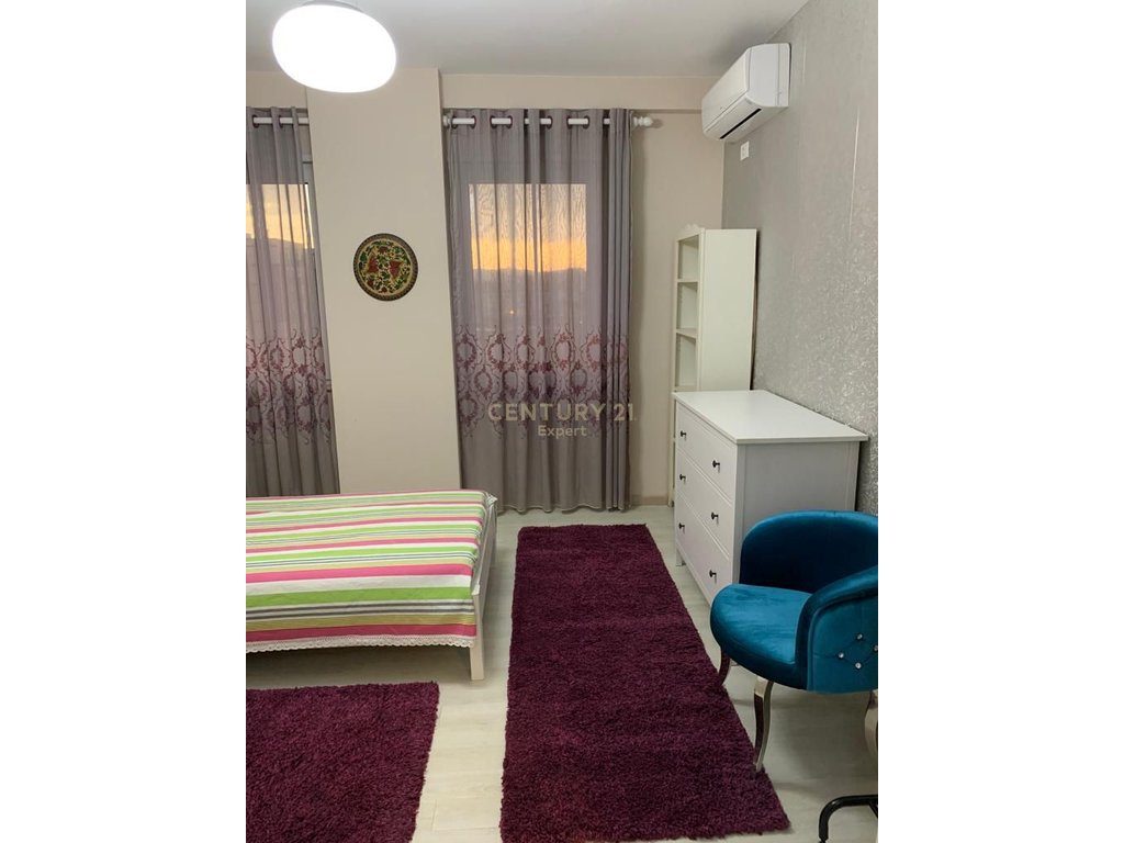 Jepet me qira apartament 3+1 në Rrugën Jordan Misja, Kompleksi Gener 2, Tiranë