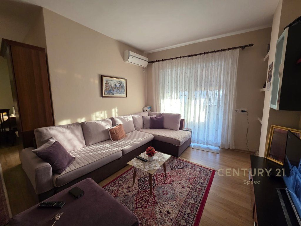 Apartament 1+1 me qira pranë Shkollës së Bashkuar!