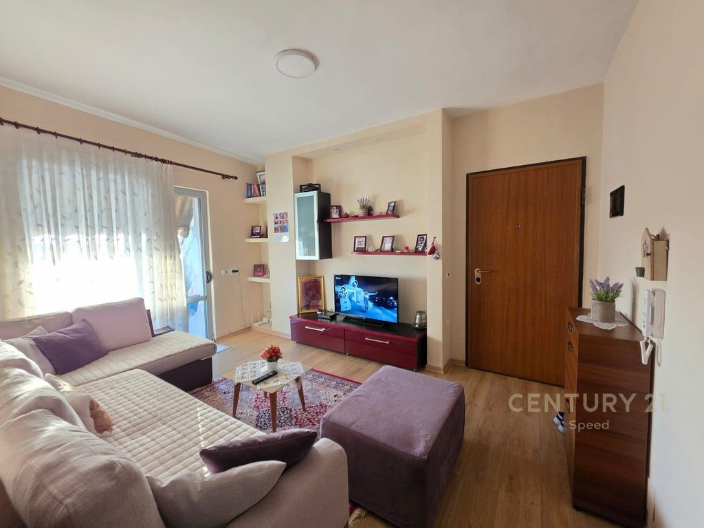 Apartament 1+1 me qira pranë Shkollës së Bashkuar!