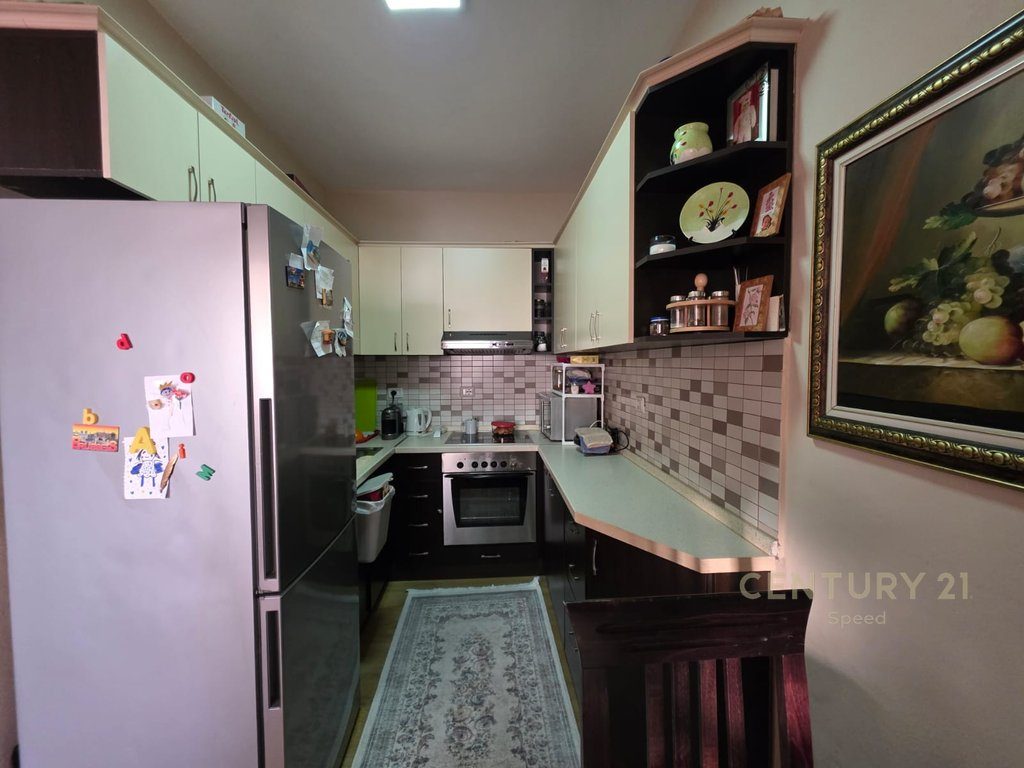 Apartament 1+1 me qira pranë Shkollës së Bashkuar!