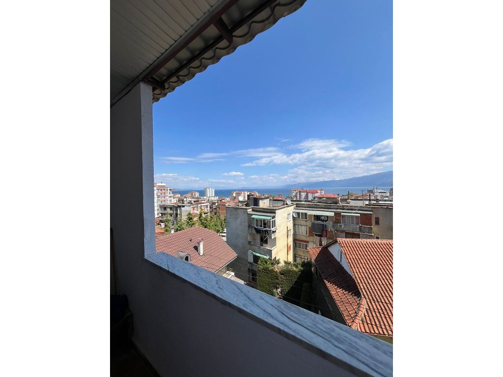 APARTAMENT NË SHITJE NË POGRADEC – RRUGA E SPITALIT, ME PAMJE NGA LIQENI !!