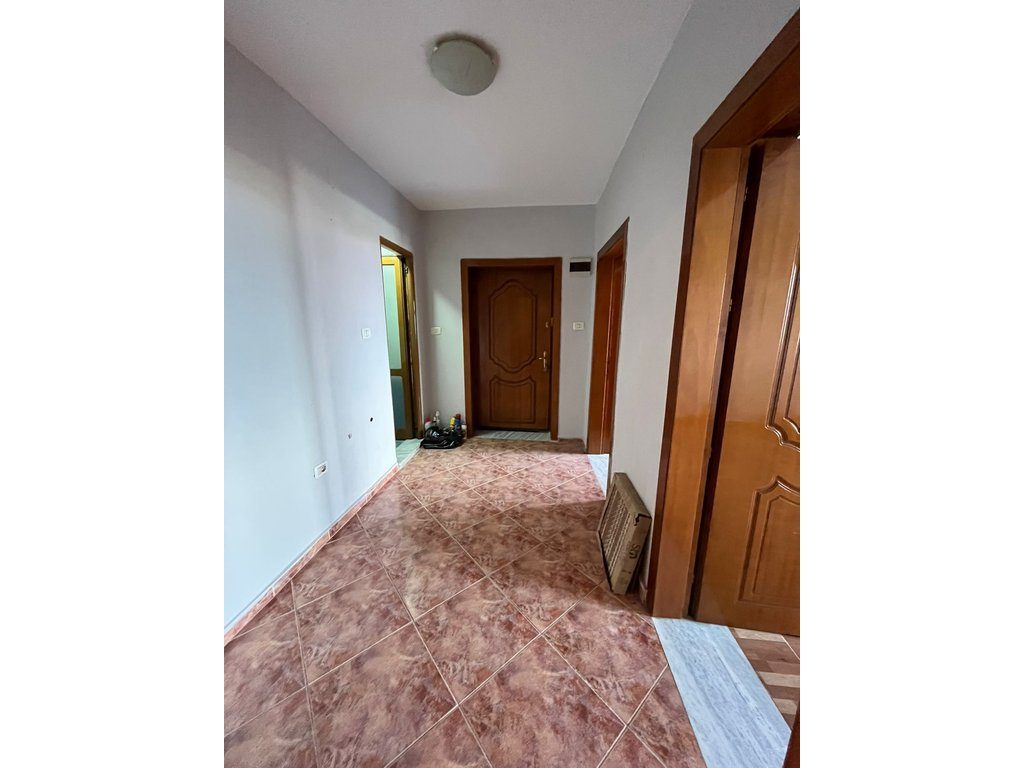 APARTAMENT NË SHITJE NË POGRADEC – RRUGA E SPITALIT, ME PAMJE NGA LIQENI !!