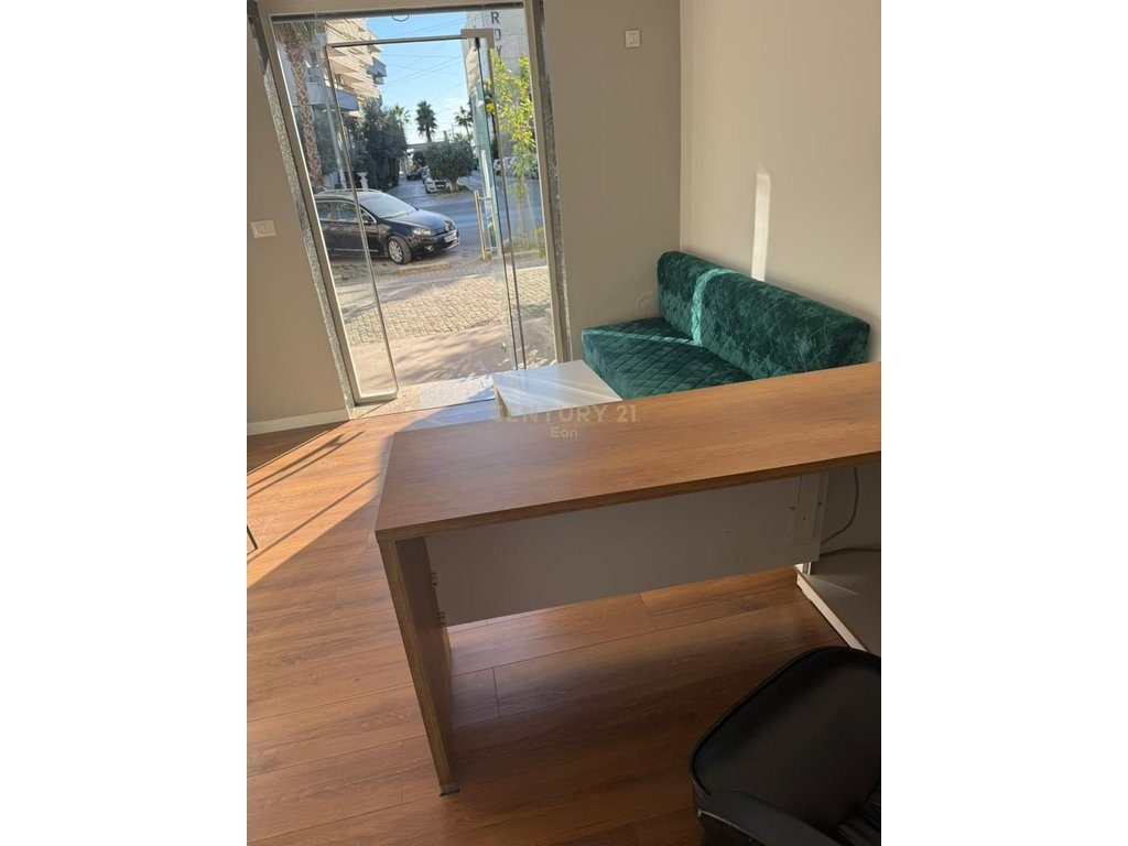 Ambient Komercial Ne Rruge Kryesore Me Qira në Plazh, Durrës !