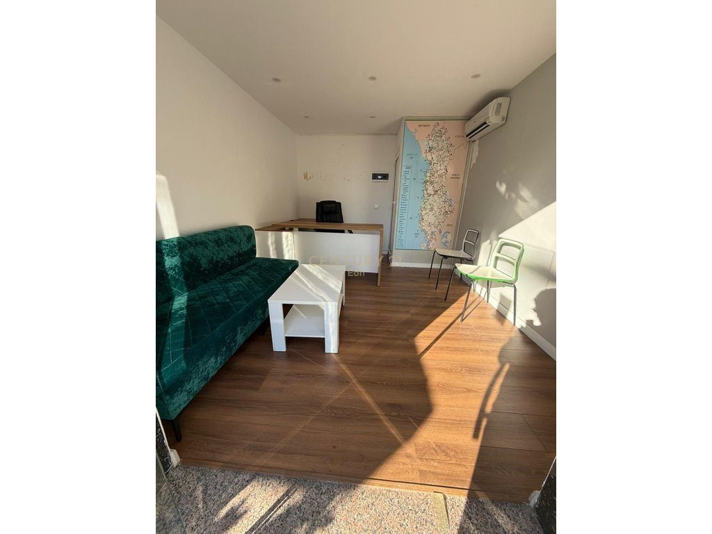 Ambient Komercial Ne Rruge Kryesore Me Qira në Plazh, Durrës !