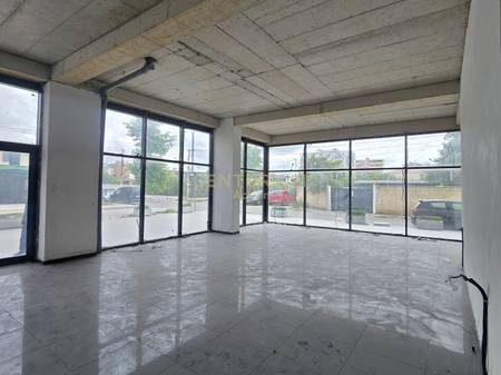 Ambient Komercial Ne Rruge Kryesore Me Qira në Plazh, Durrës !