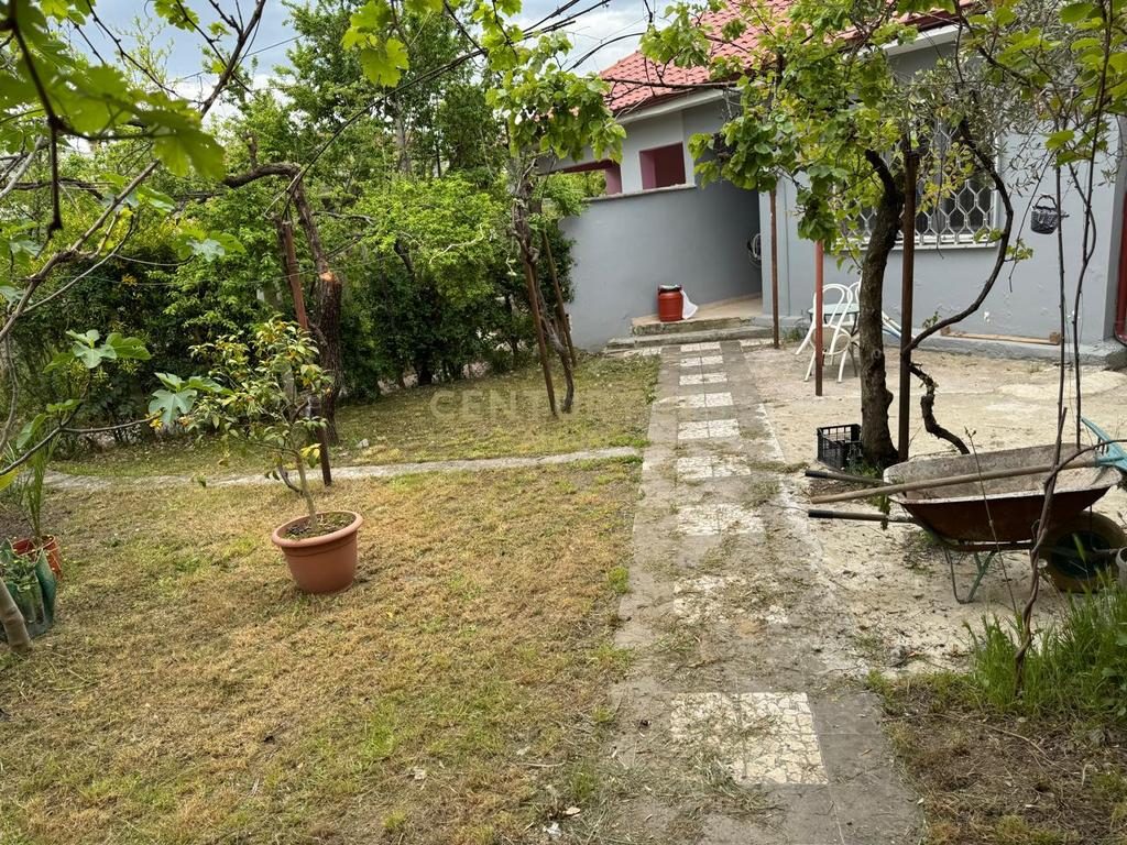 JEPET SHTEPI PRIVATE ME QERA PRANE RRETHIT TE SHKOZES NE VIJE TE PARE ME UNAZEN E MADHE
1+1 72 M2 E MOBILUAR + 400 M2 TO...