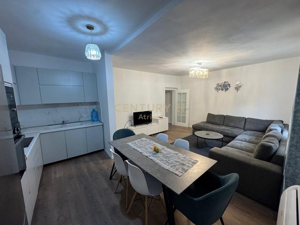 JEPET SHTEPI PRIVATE ME QERA PRANE RRETHIT TE SHKOZES NE VIJE TE PARE ME UNAZEN E MADHE
1+1 72 M2 E MOBILUAR + 400 M2 TO...