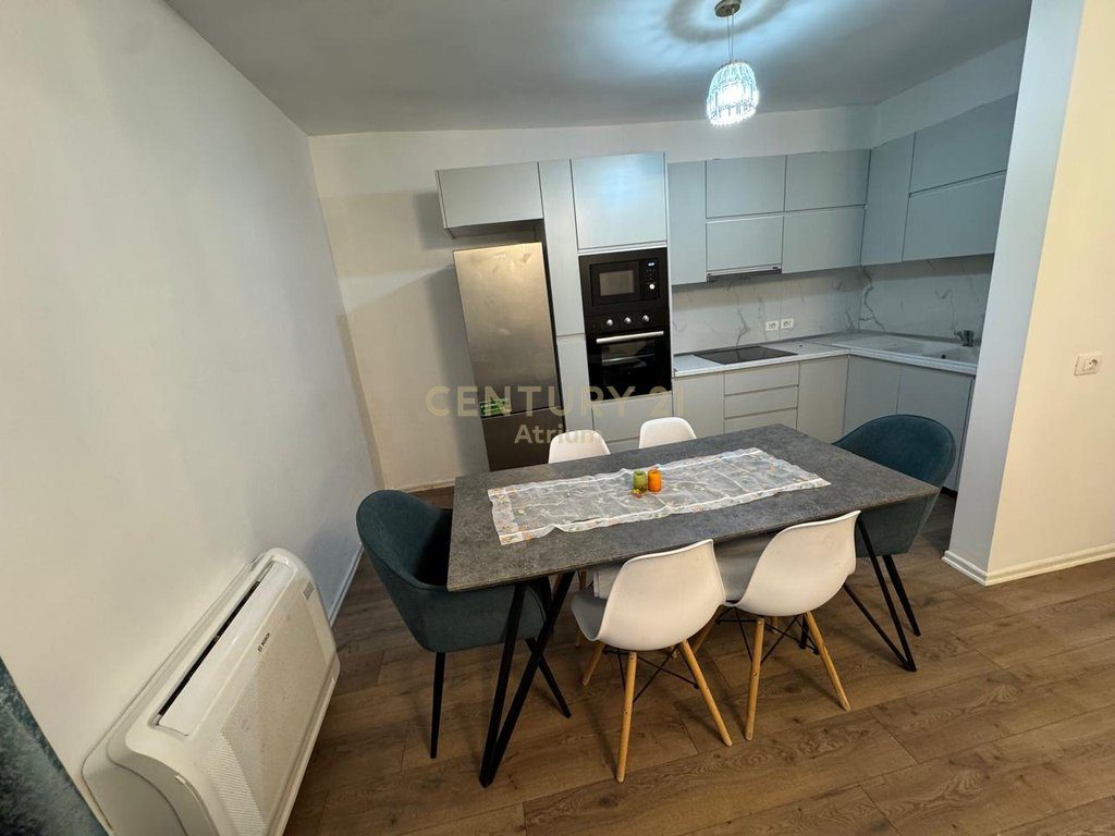 JEPET SHTEPI PRIVATE ME QERA PRANE RRETHIT TE SHKOZES NE VIJE TE PARE ME UNAZEN E MADHE
1+1 72 M2 E MOBILUAR + 400 M2 TO...