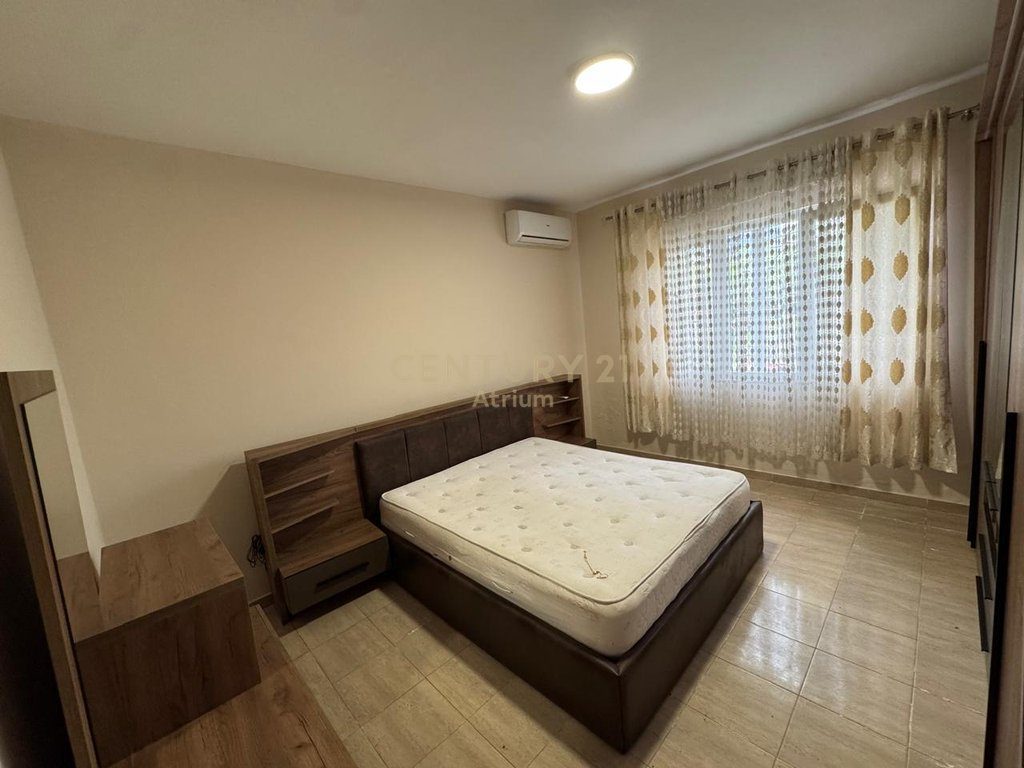 JEPET SHTEPI PRIVATE ME QERA PRANE RRETHIT TE SHKOZES NE VIJE TE PARE ME UNAZEN E MADHE
1+1 72 M2 E MOBILUAR + 400 M2 TO...