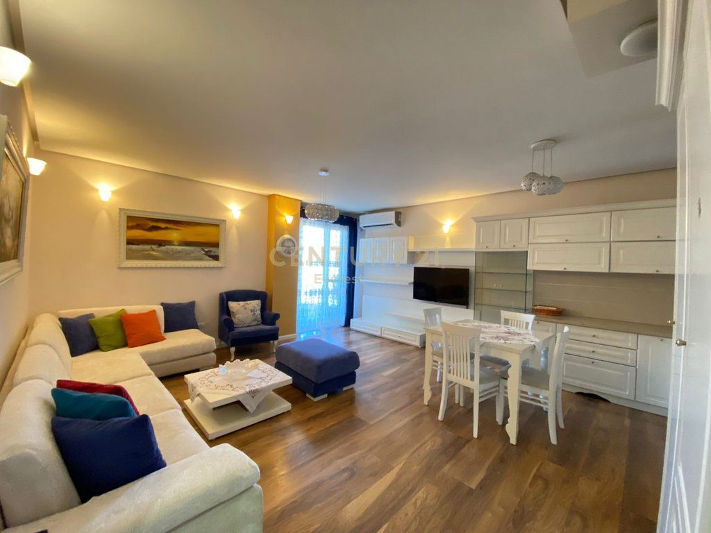 Shitet Apartament 2+1+2 ne Xhamllik