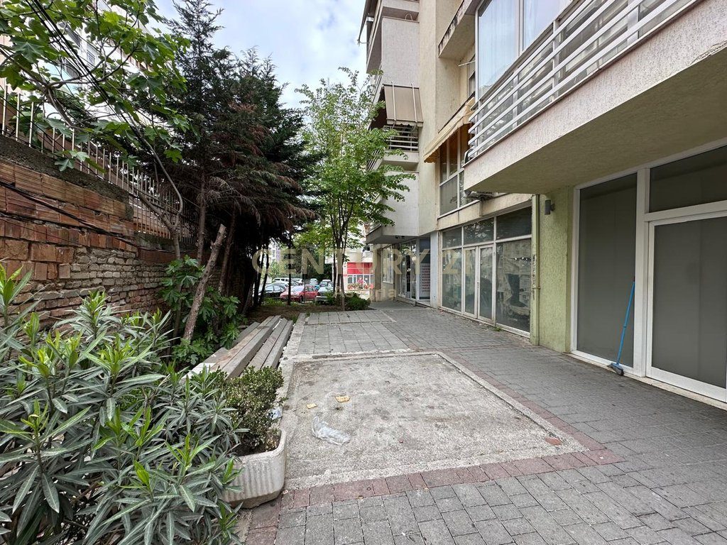 Super Mundësi Biznesi në Komunën e Parisit – Kati 0 me Verandë