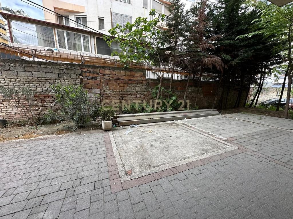 Super Mundësi Biznesi në Komunën e Parisit – Kati 0 me Verandë