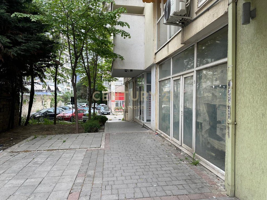 Super Mundësi Biznesi në Komunën e Parisit – Kati 0 me Verandë