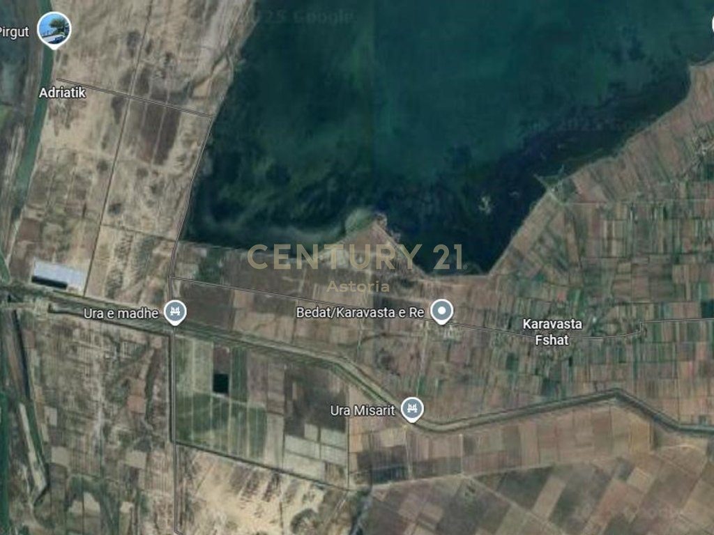 Shitet tokë pranë plazhit të Semanit.