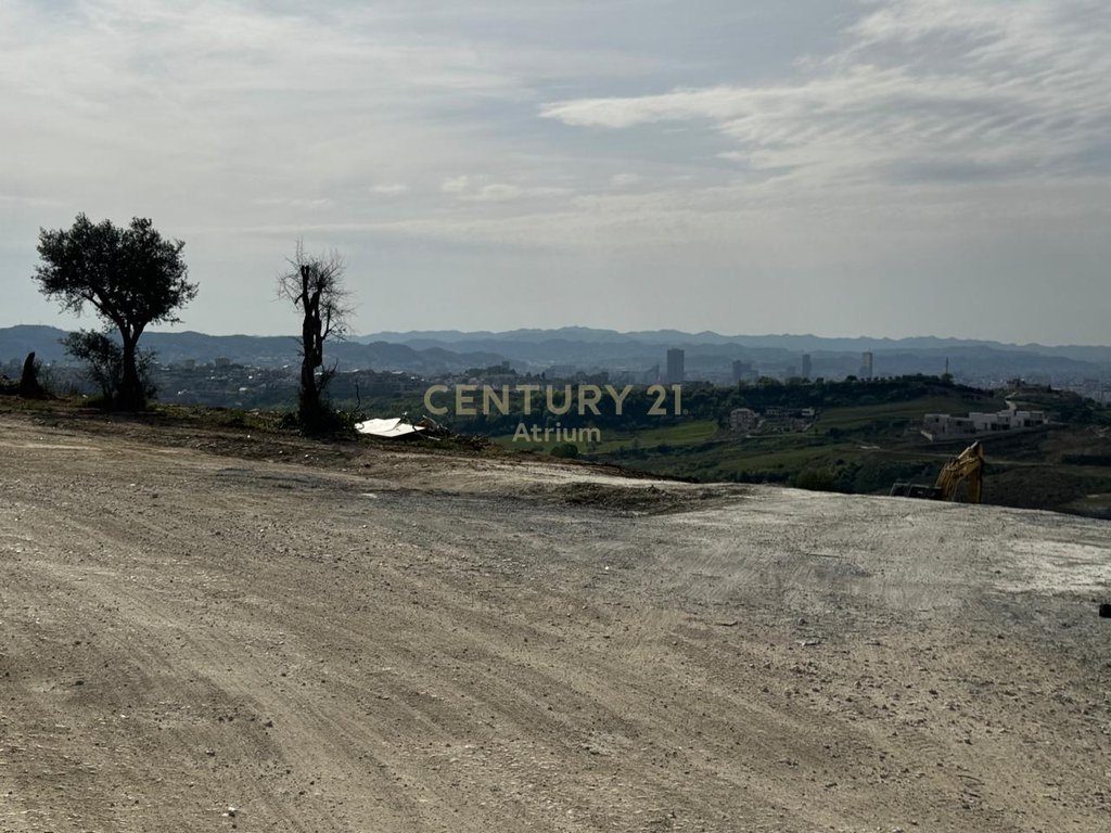 🌿 Tokë në shitje – 2600 m² në Farkë, me pamje spektakolare te Tiranes dhe Liqenit