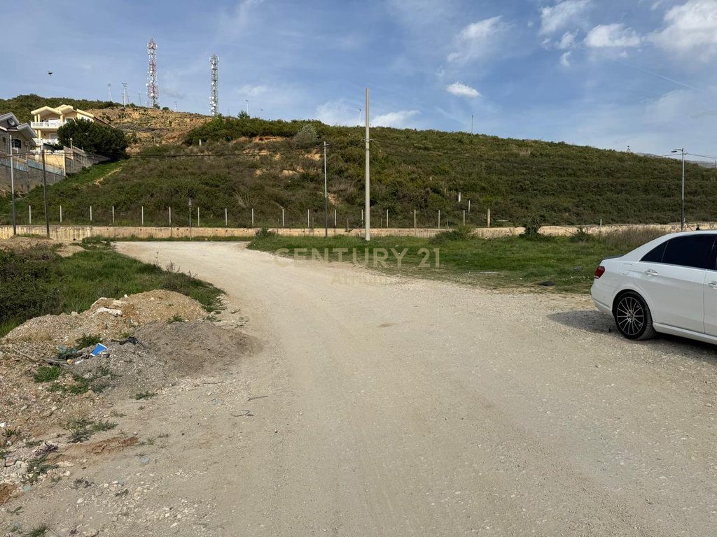 🌿 Tokë në shitje – 2600 m² në Farkë, me pamje spektakolare te Tiranes dhe Liqenit