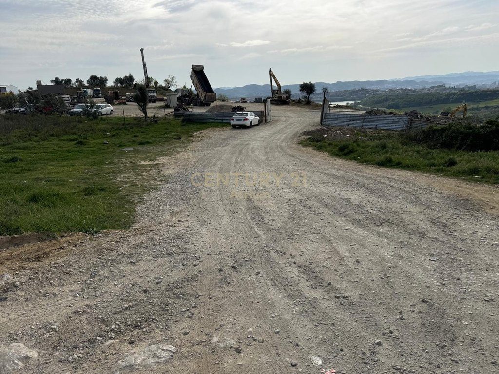 🌿 Tokë në shitje – 2600 m² në Farkë, me pamje spektakolare te Tiranes dhe Liqenit