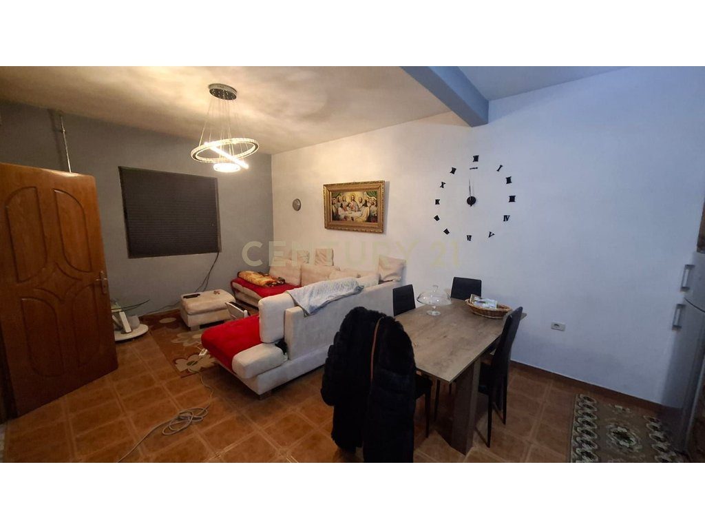 Shtëpi 2-kateshe + garazh me qira në Qendër,  Shkodër  | 100 m²