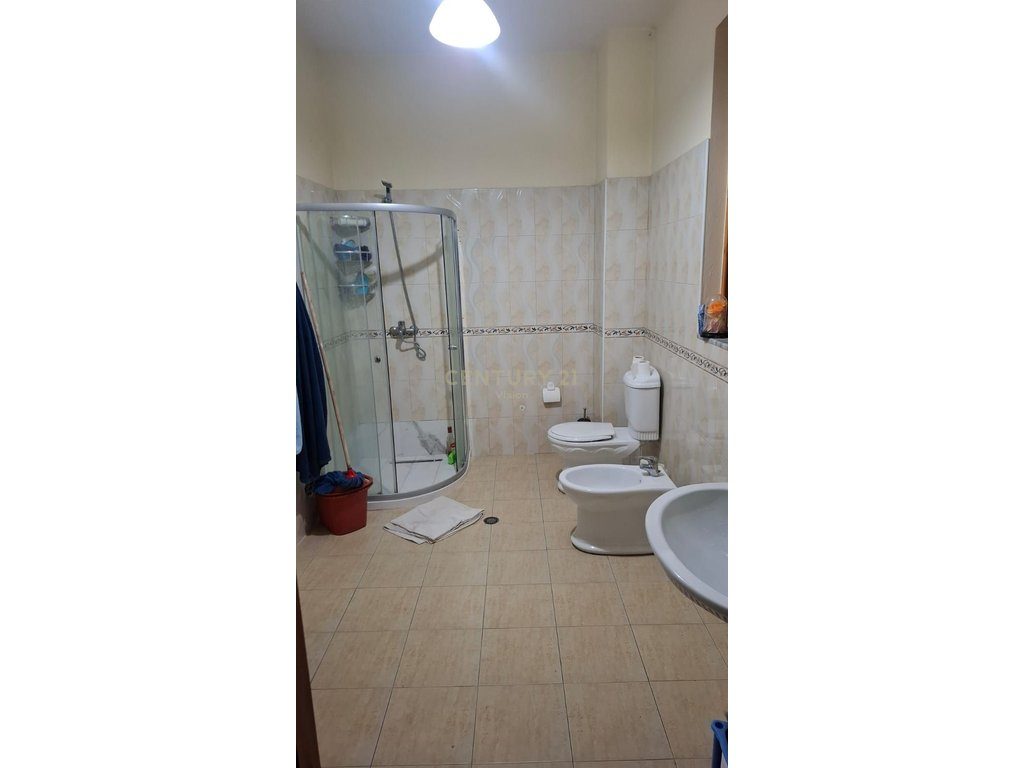 Shtëpi 2-kateshe + garazh me qira në Qendër,  Shkodër  | 100 m²
