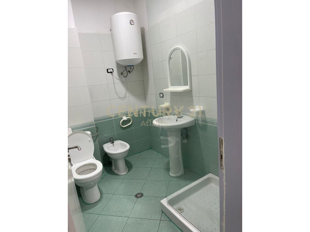 JEPET ME QIRA PARTAMENT 30 METRA NGA DETI PRAN ADRIATIK HOTEL , PLAZH DURRES .