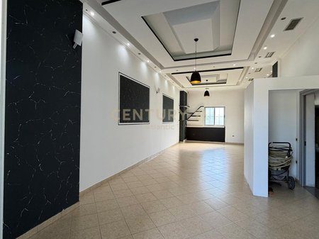 Ambient me Qera në Rrugë Kryesore – Fllakë