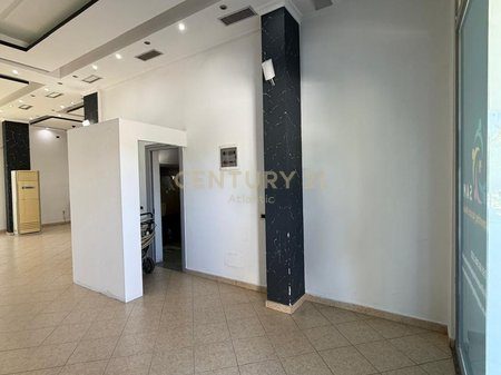Ambient me Qera në Rrugë Kryesore – Fllakë