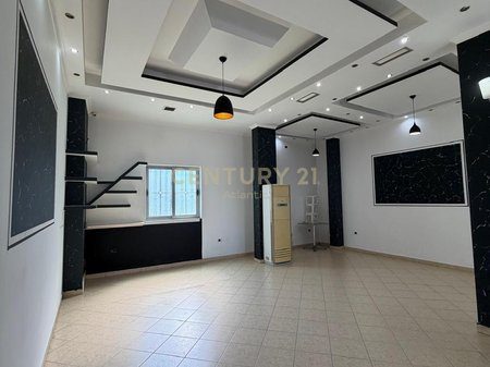 Ambient me Qera në Rrugë Kryesore – Fllakë