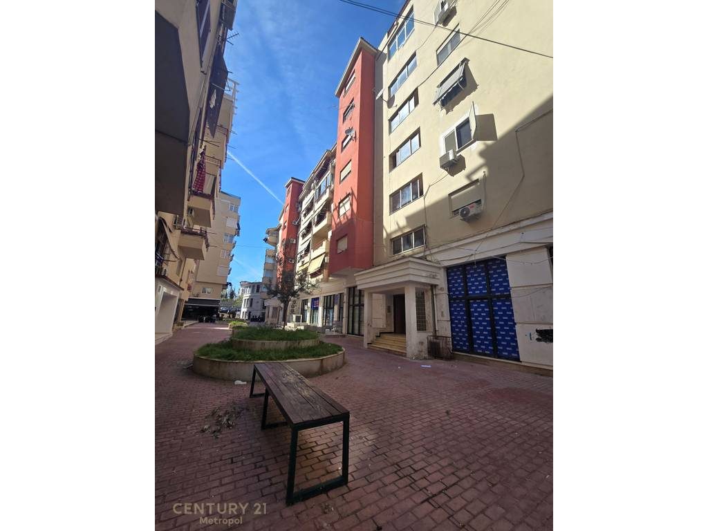 Shitet Super Apartament i investuar 2+1+2 + dy BAllkone
 Tek njesia Administrative nr 13