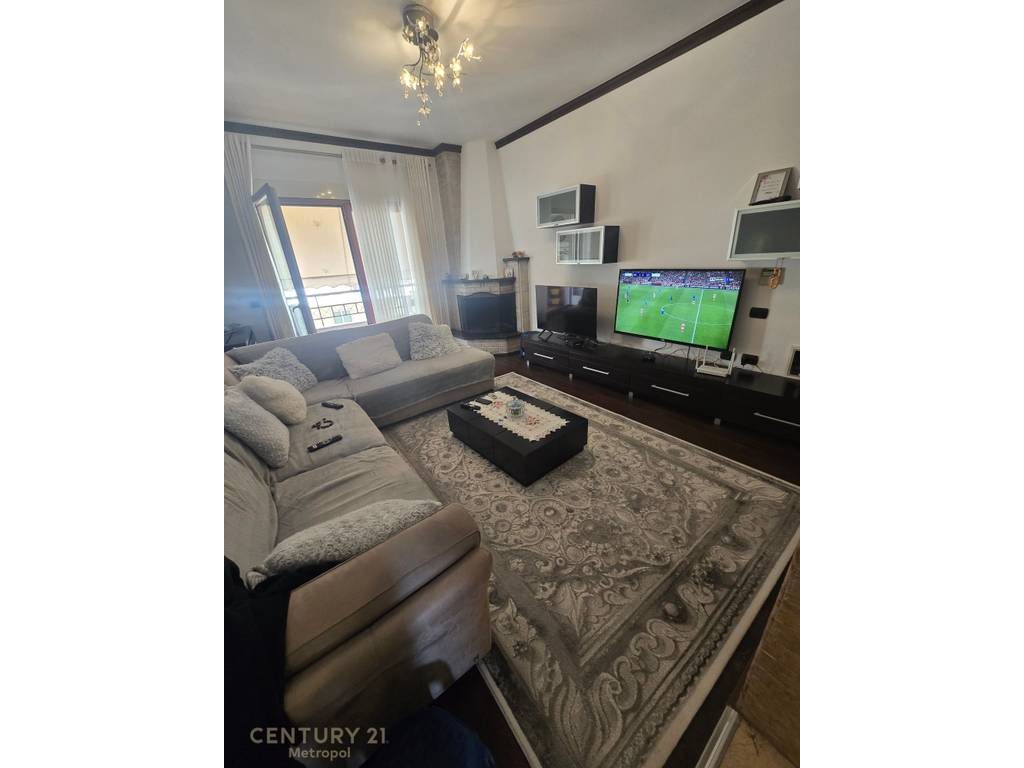Shitet Super Apartament i investuar 2+1+2 + dy BAllkone
 Tek njesia Administrative nr 13