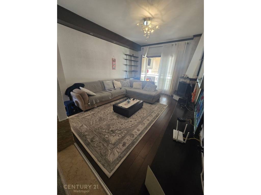 Shitet Super Apartament i investuar 2+1+2 + dy BAllkone
 Tek njesia Administrative nr 13