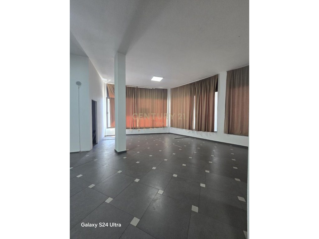 Ambient 500m2 me Qira në Shkozet, Durrës, në Rrugë Kryesore !