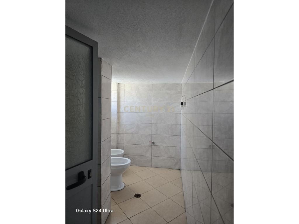 Ambient 500m2 me Qira në Shkozet, Durrës, në Rrugë Kryesore !