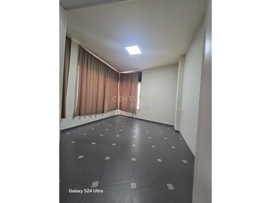 Ambient 500m2 me Qira në Shkozet, Durrës, në Rrugë Kryesore !