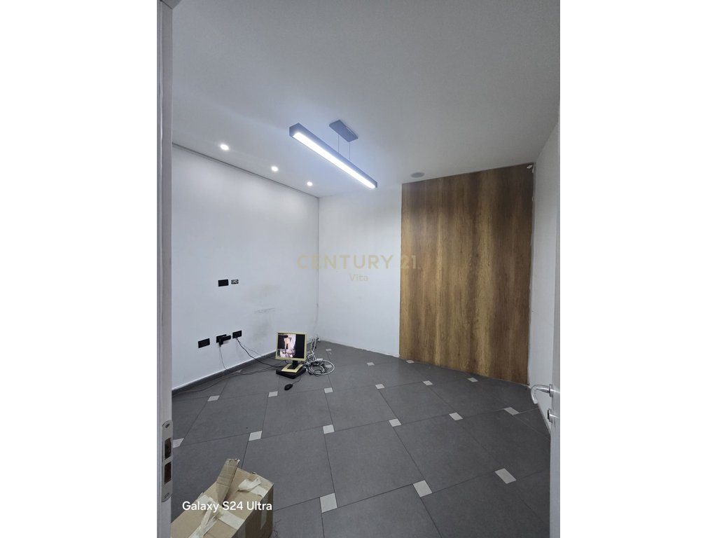 Ambient 500m2 me Qira në Shkozet, Durrës, në Rrugë Kryesore !
