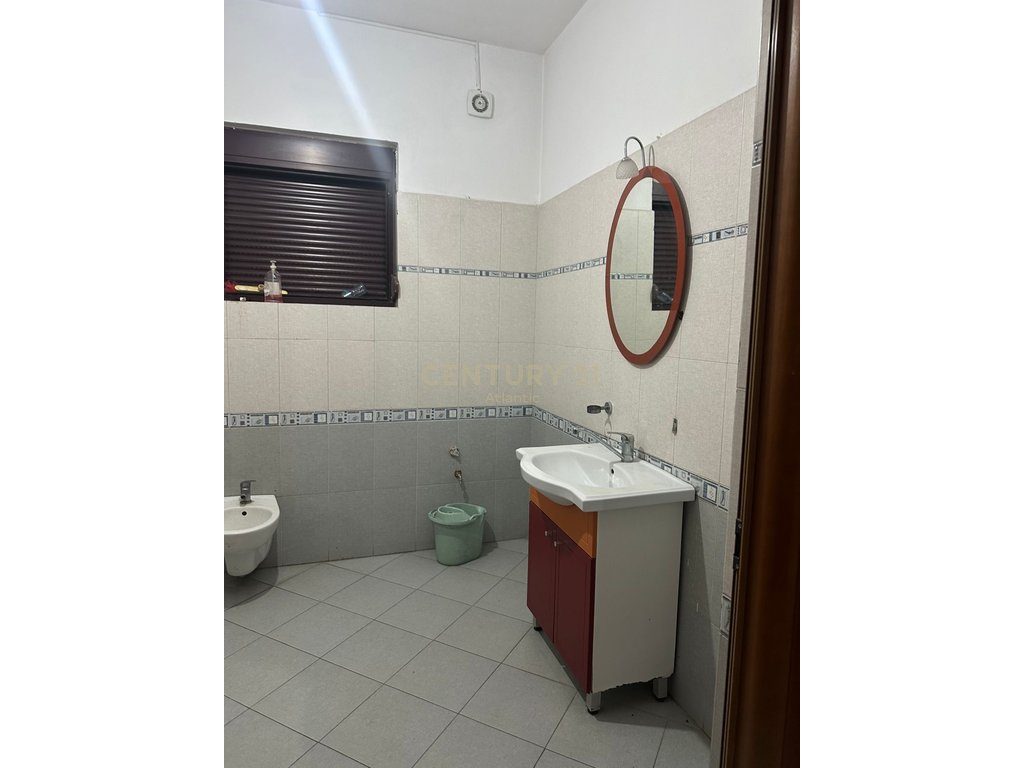 Ambient Biznesi me Qira në Qendër të Sukthit të Ri, Durrës