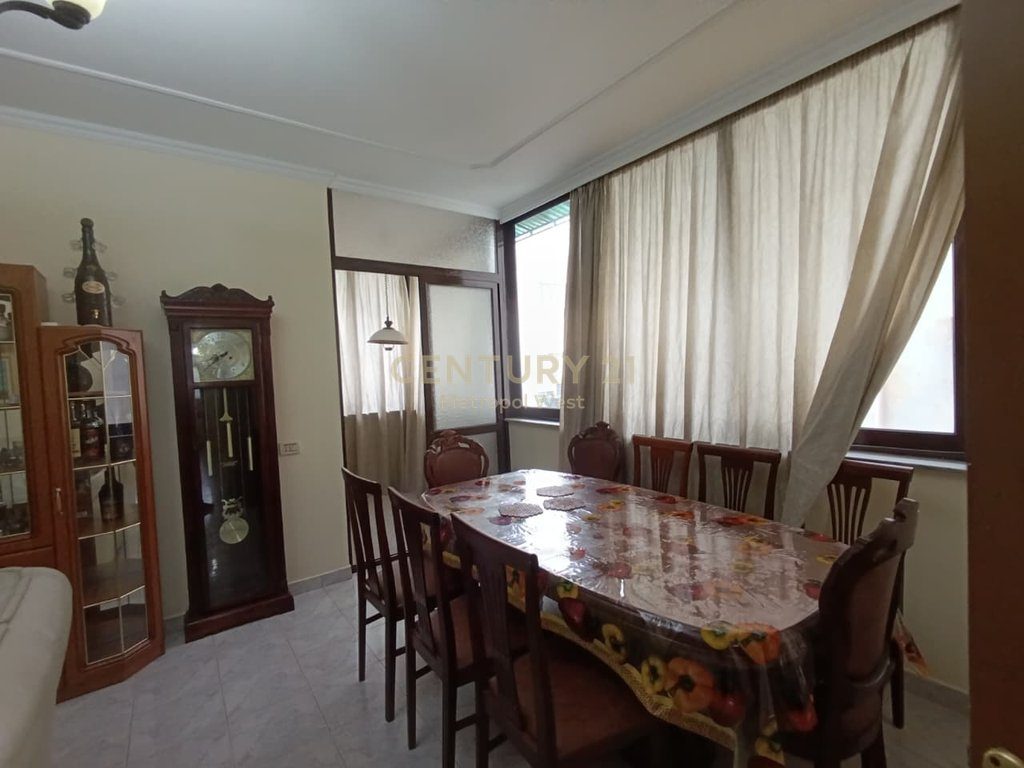 JEPET ME QIRA  APARTAMENT 3+1+2  PRANE PROKURORISE !