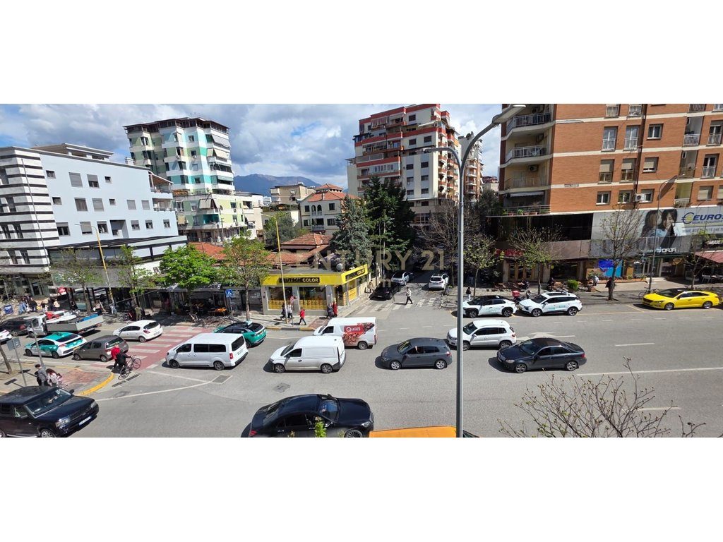 JEPET AMBIENT PER ZYRA ME QIRA TEK RRUGA ELBASANIT!!!