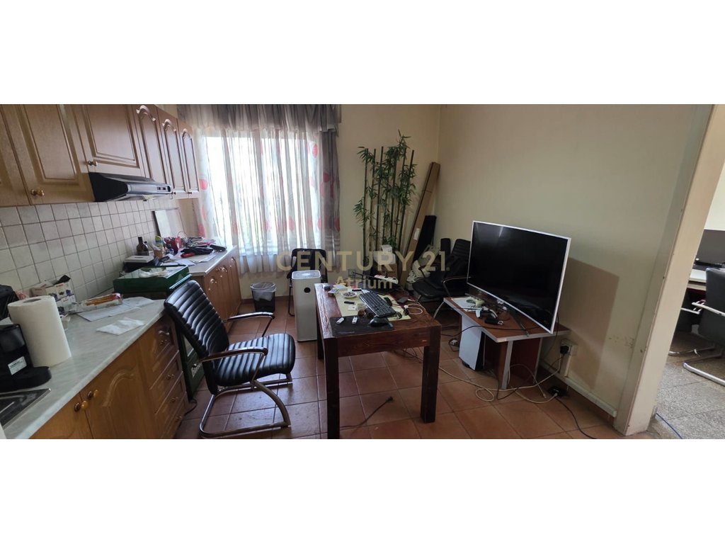 JEPET AMBIENT PER ZYRA ME QIRA TEK RRUGA ELBASANIT!!!